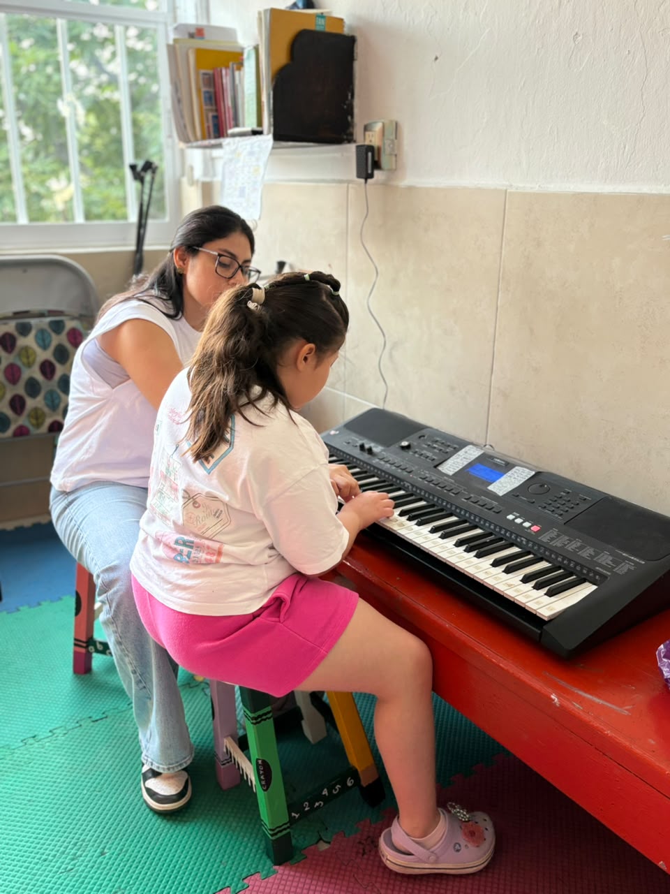 Alumna en clase de Música